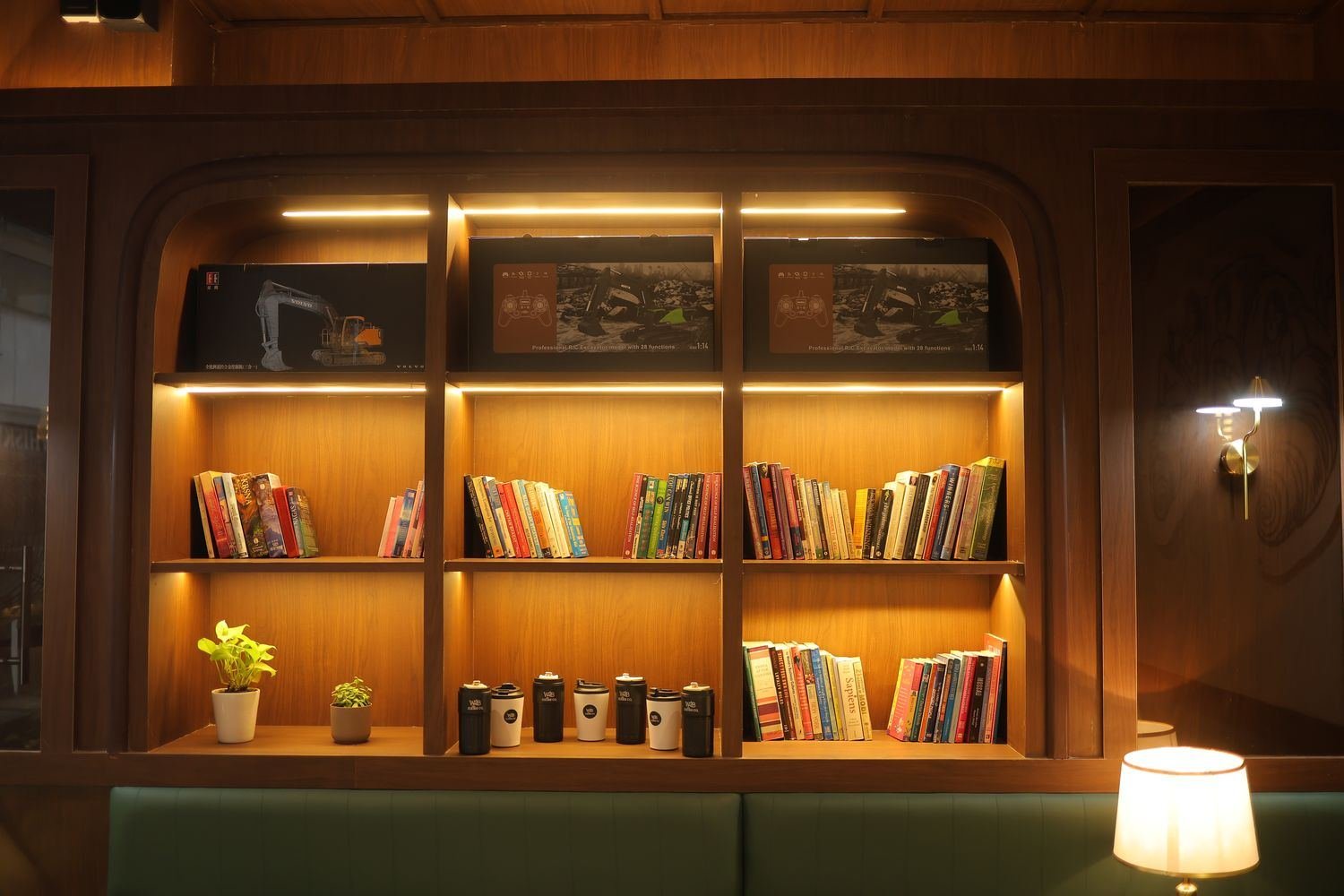 Reading shelf and merchandise